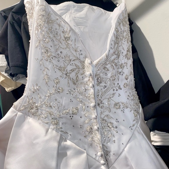 Luxury Wedding Dress with crystals and exotic large drape - Picture 1 of 7